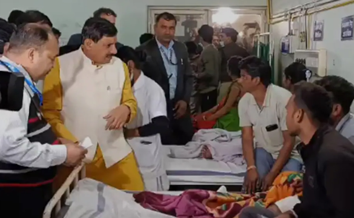 Guna: बिना फिटनेस और परमिट के दौड़ रही थी बस, लापरवाही पर दो अफसर सस्पेंड, कलेक्टर-एसपी का ट्रांसफर