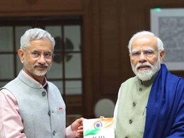 रूस से लौटे विदेश मंत्री एस जयंशकर ने पीएम मोदी से की मुलाकात, भेंट की अपनी किताब की पहली प्रति