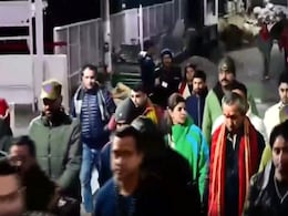 Viral: Shah Rukh Khan, Masked And With Security Detail, Spotted At Vaishno Devi Viral: Shah Rukh Khan, Masked And With Security Detail, Spotted At Vaishno Devi