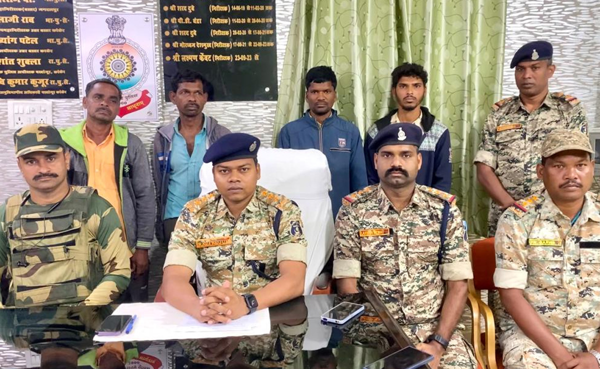 CG News: कांकेर में आईईडी ब्लास्ट करने वाले 4 नक्सलियों को पुलिस ने किया गिरफ्तार