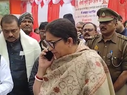 टीचरों की शिकायत पर स्मृति ईरानी ने लगाई अफसर की क्लास, वीडियो हुआ वायरल टीचरों की शिकायत पर स्मृति ईरानी ने लगाई अफसर की क्लास, वीडियो हुआ वायरल