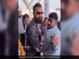 एनिमल के अबरार पर चढ़ा सफलता का नशा, एयरपोर्ट पर फैन को दिया धक्का, लोग बोले- 'ये असली एनिमल है' एनिमल के अबरार पर चढ़ा सफलता का नशा, एयरपोर्ट पर फैन को दिया धक्का, लोग बोले- 'ये असली एनिमल है'