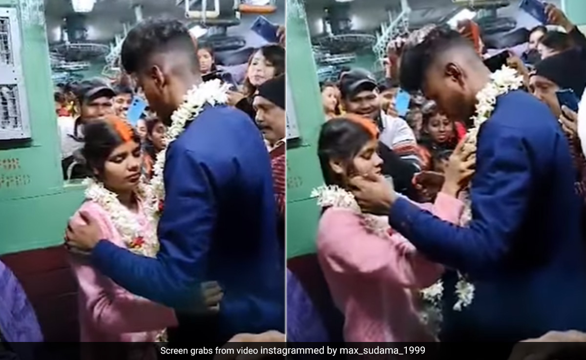 चलती ट्रेन में कपल ने की शादी, खचाखच भीड़ के बीच मांग में भर दिया सिंदूर, देखते रहे यात्री, Video वायरल