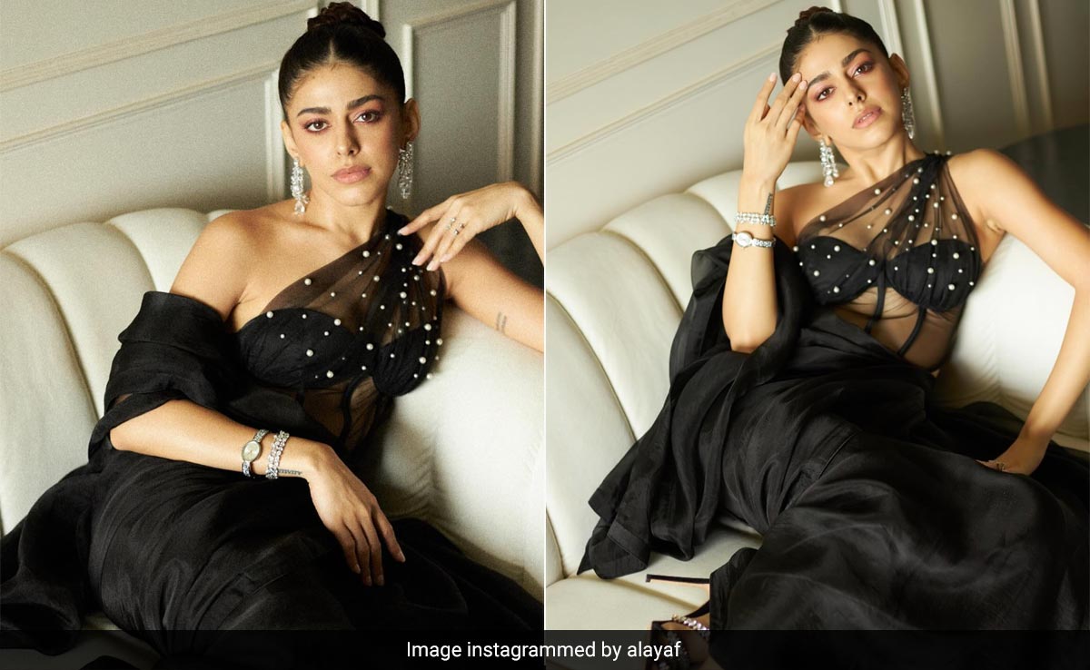 Alaya Furniturewalla's Black Net <i>Saree</i> With Pearls Is The Fashion World's Modern Indian Romance