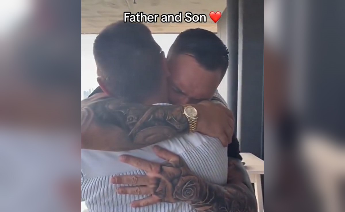 15 साल बाद पिता को फुटफुट कर रोने लगा बेटा, दोनों को साथ देखकर भावुक हुई जनता