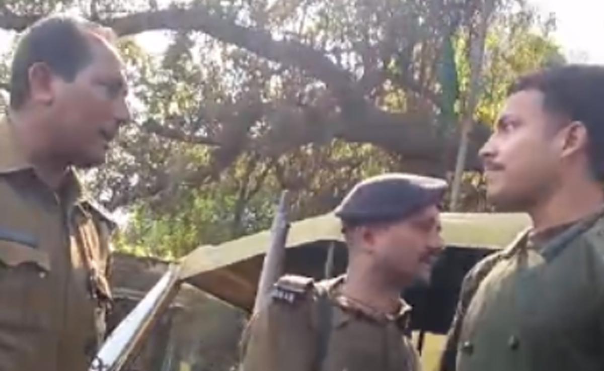बिहार : सिपाही ने बीच सड़क अपने SI की लगा दी क्लास, मारपीट तक की आ गई नौबत, वीडियो हुआ वायरल