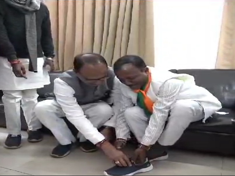 MP News : शिवराज ने रामदास को जूते पहनाकर पूरा कराया संकल्प, जानिए क्या थी वजह?