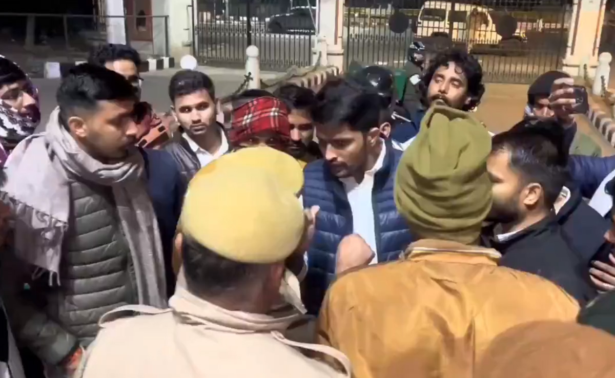 RAS Mains Exam: 'फाड़ दो नोटिस! बैठो वहां..हमें यहां से कोई नहीं उठा सकता', राजस्थान यूनिवर्सिटी में हंगामा, पुलिस टीम पर बरसे निर्मल चौधरी