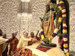 अयोध्या में प्राण-प्रतिष्ठा के बाद रामलला की पहली तस्वीर, पूरे शृंगार  के साथ अद्भुत लग रहे हैं राम
