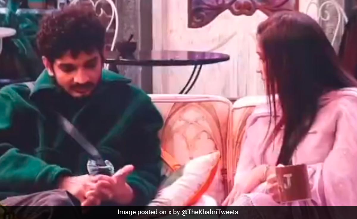 बिग बॉस 17 में आईं मुनव्वर फारूकी की बहन, आते ही आयशा खान को लेकर भाई से बोलीं- उसे जो करना था वो... बिग बॉस 17 में आईं मुनव्वर फारूकी की बहन, आते ही आयशा खान को लेकर भाई से बोलीं- उसे जो करना था वो...