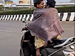 Video: स्कूटी पर शॉल ओढ़े रोमांस करता दिखा कपल तो गुस्साए लोग, मुंबई पुलिस से की कार्रवाई की मांग Video: स्कूटी पर शॉल ओढ़े रोमांस करता दिखा कपल तो गुस्साए लोग, मुंबई पुलिस से की कार्रवाई की मांग