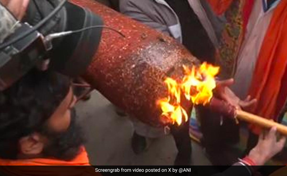 खुशबू से महकेगी अयोध्या! राम मंदिर परिसर में जलाई गई 108 फीट लंबी अगरबत्ती