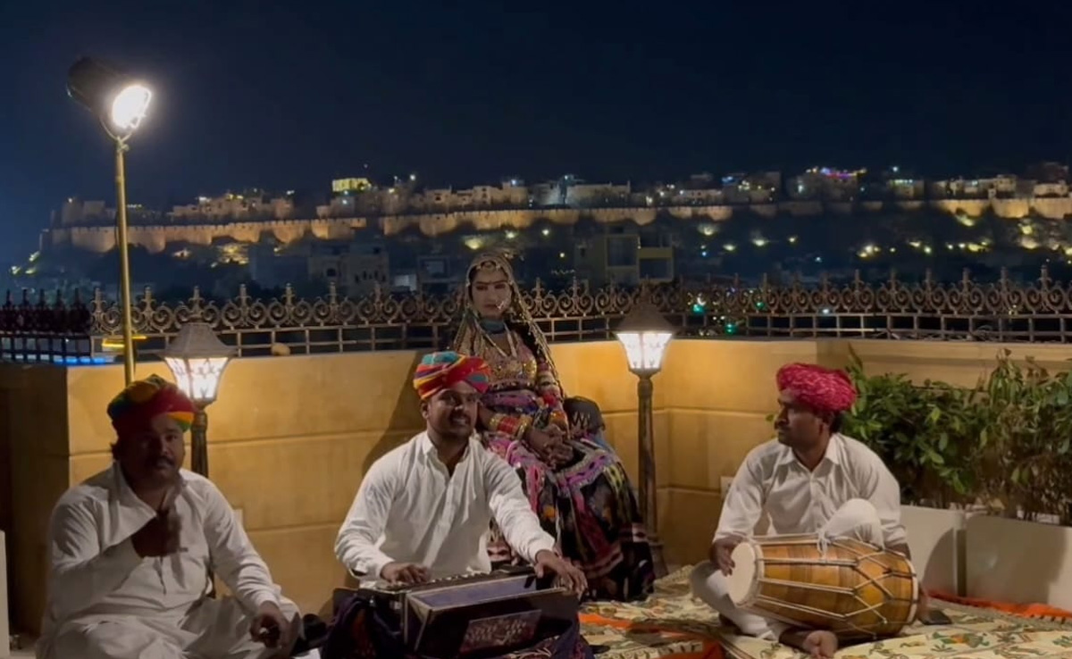 New Year In Celebration Jaisalmer: नए साल के जश्न में सराबोर रही स्वर्णनगरी जैसलमेर, राजस्थानी लोक गीतों पर थिरके हजारों सैलानी