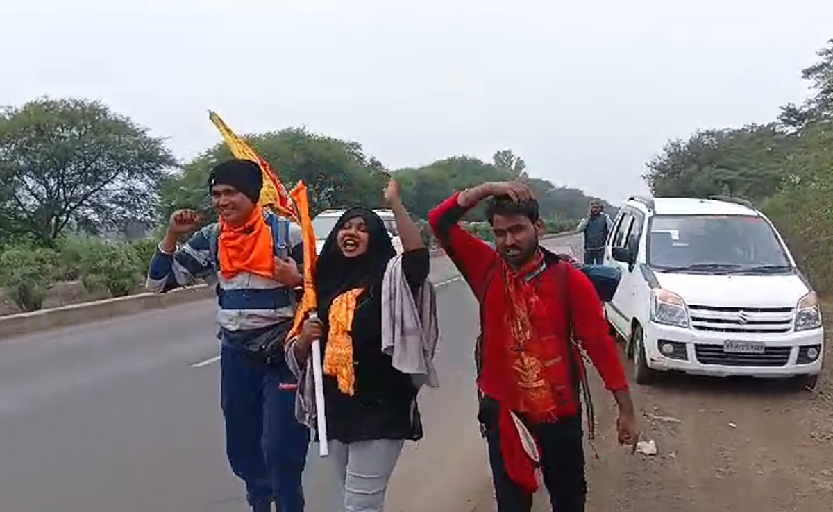 सिर पर हिजाब, हाथ में भगवा ध्वज... 'जय श्री राम' के नारे के साथ मुंबई से पैदल अयोध्या जा रही शबनम