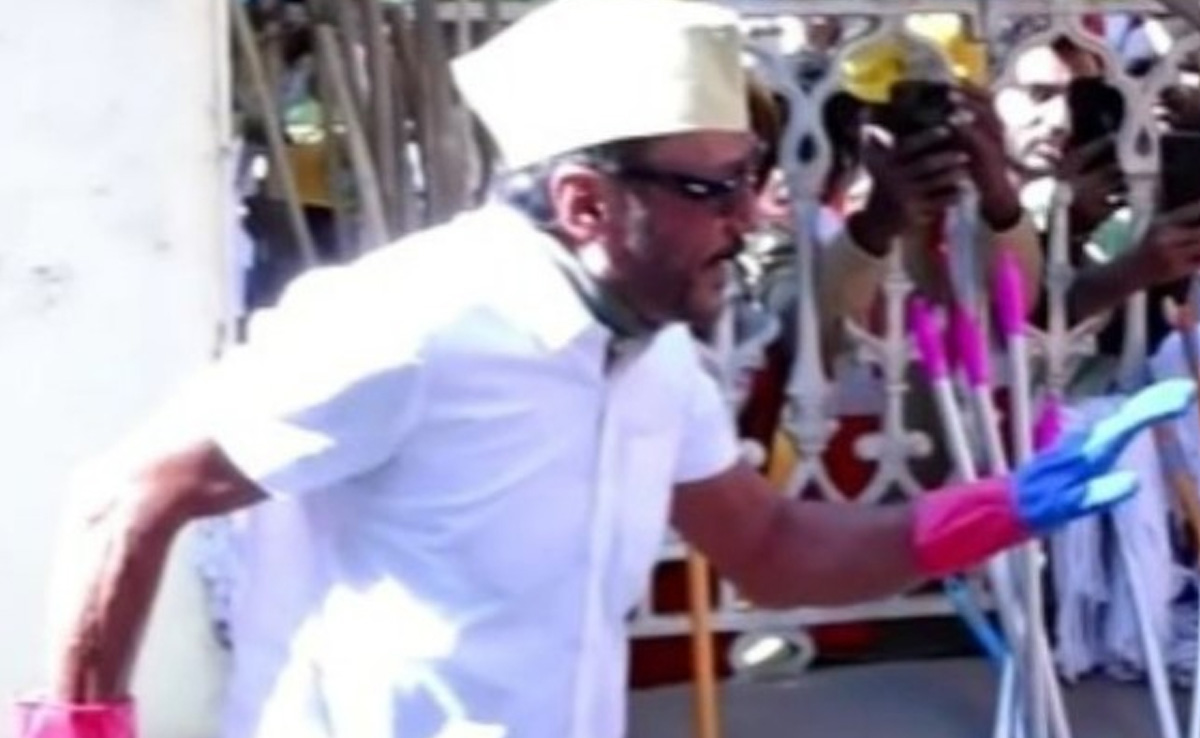 राम मंदिर की सीढ़ियां धोते दिखे जैकी श्रॉफ, वीडियो देख लोग बोले - हीरा हैं जग्गू दादा