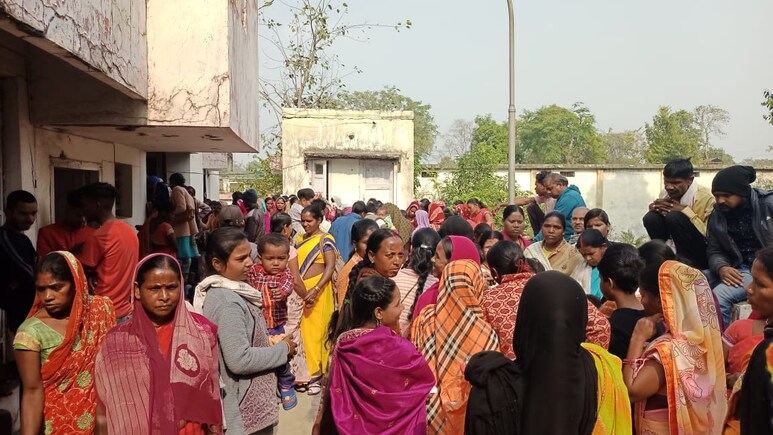कोरिया में महतारी वंदन योजना की उड़ी अफवाह, खाता खुलवाने के लिए उमड़ी महिलाओं की भीड़