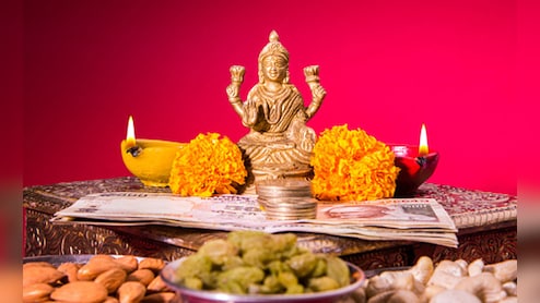 वरलक्ष्मी की पूजा के सरल उपाय, जिन्हें करते ही दूर होगी पैसों की किल्लत, भरा रहेगा धन का भंडार
