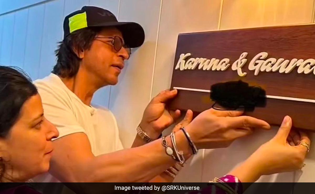 Shah Rukh Khan Attends Producer Gaurav Verma's Housewarming. See Pics