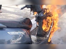 देखते ही देखते अचानक आग का गोला बन गई इलेक्ट्रिक स्कूटी, धुंआ-धुंआ हुआ माहौल, वायरल हो रहा वीडियो