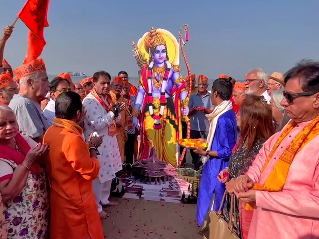 मुंबई: जुहू चौपाटी पर समुद्र किनारे राम जी का अनूठे तरीके से स्वागत