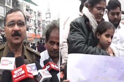स्कूल बस से टक्कर लगने के बाद युवक की मौत, अब परिजनों ने किया चक्काजाम स्कूल बस से टक्कर लगने के बाद युवक की मौत, अब परिजनों ने किया चक्काजाम