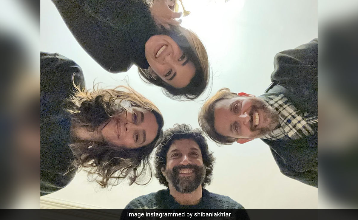 A Throwback Pic Featuring Hrithik Roshan, Saba Azad, Farhan Akhtar, Shibani Dandekar From London