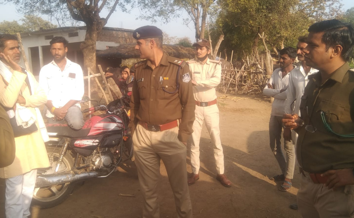 Bhopal: लकड़ी तस्करों का दिखा आतंक, वन विभाग की टीम पर हमले के बाद बाइक में लगाई आग