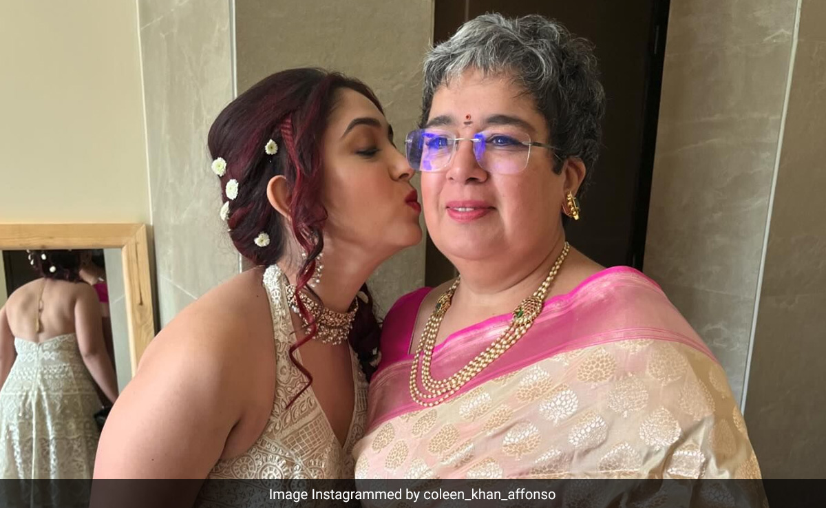 Ira Khan Kisses Mom Reena Dutta In Adorable New Pic From Her <i>Mehendi</i> Ceremony