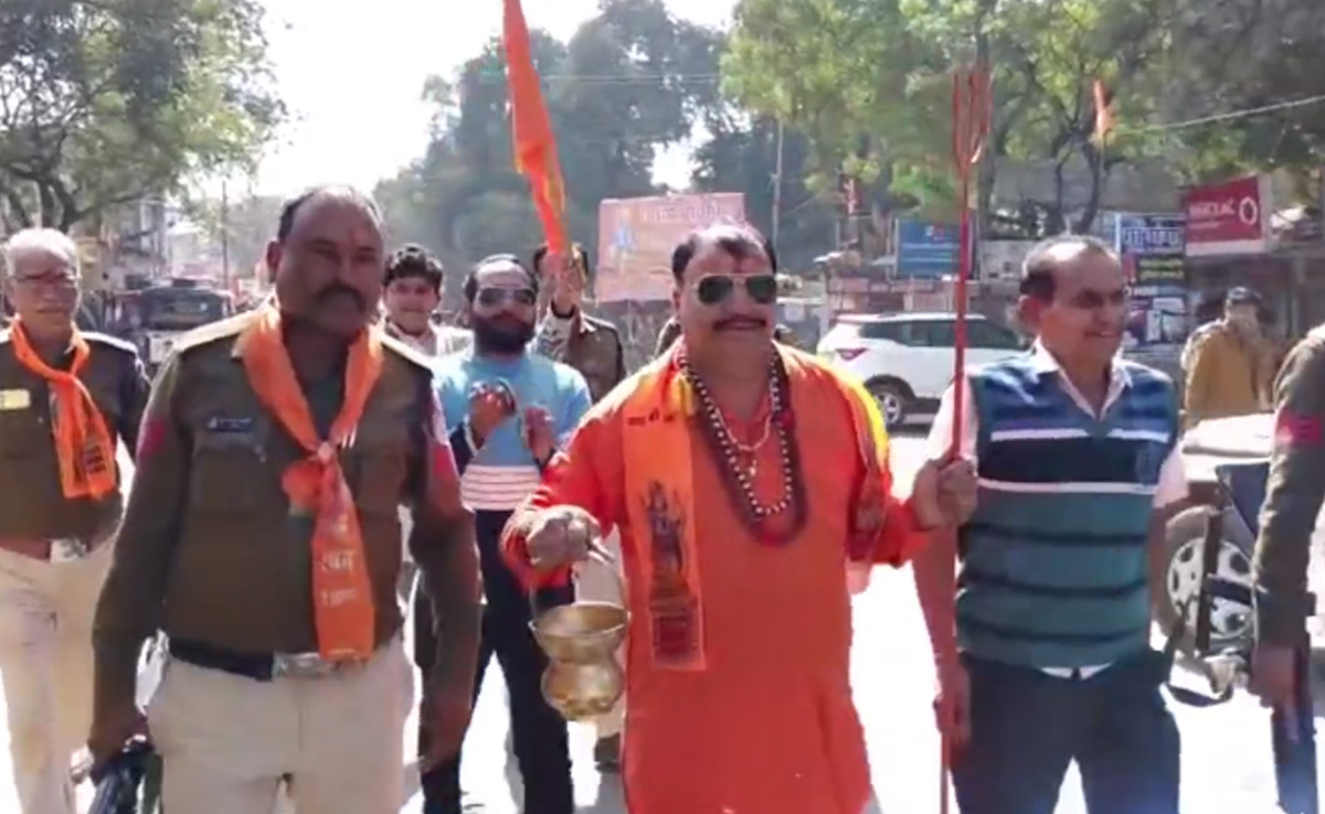Ram Mandir: राम के जश्न में शाजापुर के टीआई भूले मर्यादा, वर्दी उतार कर भगवा वस्त्र धारण कर बाबा के वेश में आए नजर