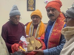 केंद्रीय मंत्री अश्विनी चौबे ने अयोध्या में चंपत राय को बिहार के नदियों और मदिरों से एकत्रित मिट्टी सौंपी