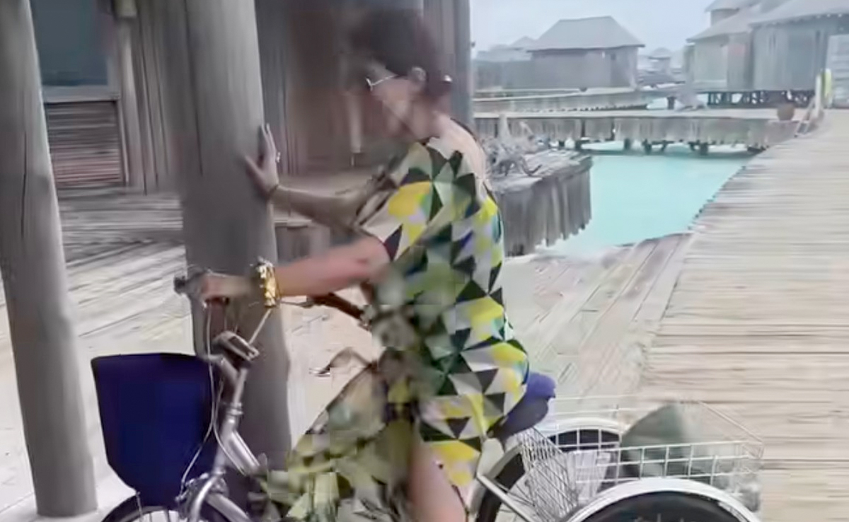 From Bumping A Bike Into A Pole To Underwater Swimming, Twinkle Khanna's Maldives Vacation Is The Best Way To Start 2024
