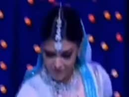 ऐश्वर्या को स्टेज पर डांस करता देख ऐसा था सलमान खान का रिएक्शन, थ्रोबैक वीडियो देख लोग बोले- प्यार तो सच्चा था ऐश्वर्या को स्टेज पर डांस करता देख ऐसा था सलमान खान का रिएक्शन, थ्रोबैक वीडियो देख लोग बोले- प्यार तो सच्चा था