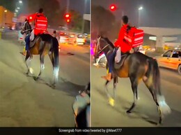 पेट्रोल पंप पर लगी थी लंबी लाइन, तो घोड़े पर बैठकर खाना पहुंचाने जाता दिखा Zomato Delivery Boy, Video वायरल पेट्रोल पंप पर लगी थी लंबी लाइन, तो घोड़े पर बैठकर खाना पहुंचाने जाता दिखा Zomato Delivery Boy, Video वायरल