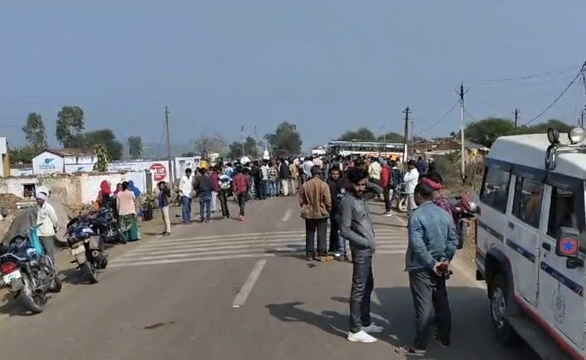 सागर में तेज रफ्तार बस ने साइकिल सवार दंपति को मारी टक्कर, दोनों की हुई मौत
