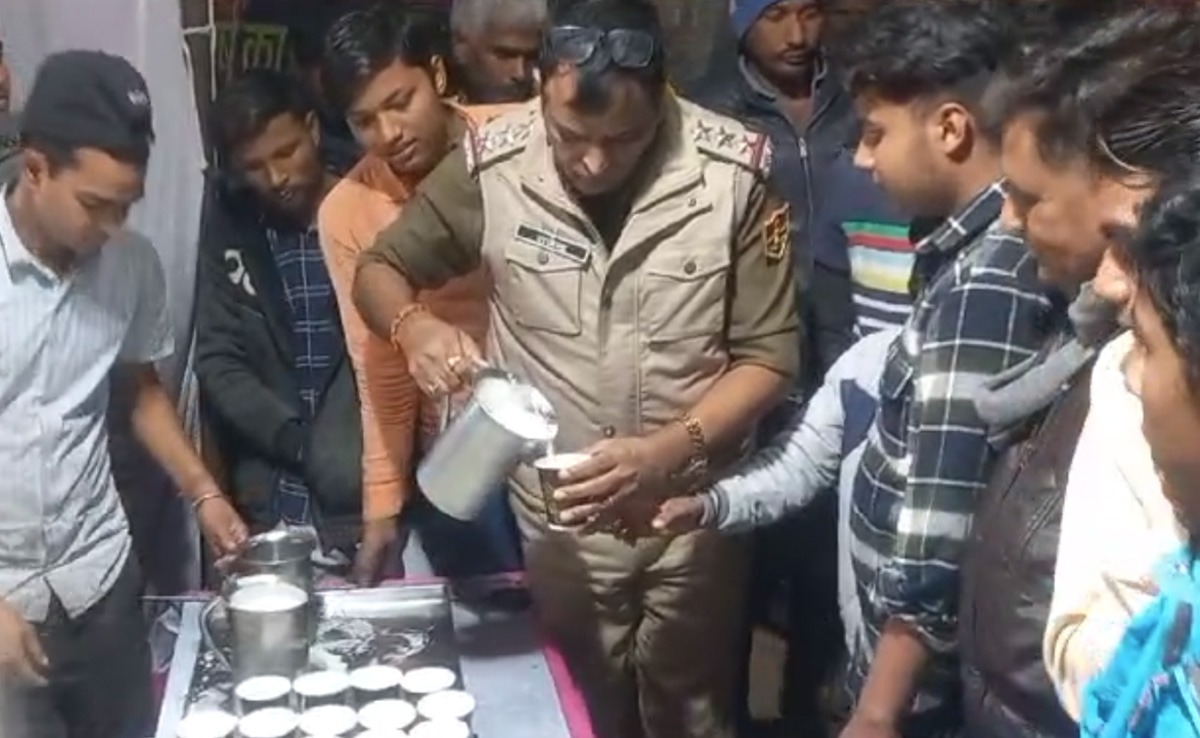 यहां नए साल का जश्न मना रहे युवाओं को पुलिस ने पिलाया दूध, करीब 1000 लीटर सर्व किया गया मिल्क
