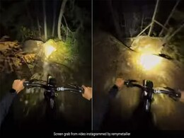 रात में खतरनाक ढलान से नीचे उतर रहा था साइकिल सवार, देख खड़े हो जाएंगे रोंगटे, लोग बोले- यहां तो भूत भी न जाना चाहें! रात में खतरनाक ढलान से नीचे उतर रहा था साइकिल सवार, देख खड़े हो जाएंगे रोंगटे, लोग बोले- यहां तो भूत भी न जाना चाहें!