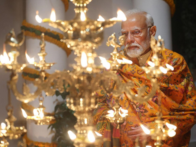 PM Modi Lights Diyas, Celebrates Diwali After Ram Temple <i>Pran Pratishtha</i>