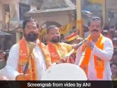 महाराष्ट्र के मुख्यमंत्री एकनाथ शिंदे ने रामलला की प्राण प्रतिष्ठा के अवसर पर बजाया ढोल