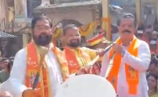 महाराष्ट्र के मुख्यमंत्री एकनाथ शिंदे ने रामलला की प्राण प्रतिष्ठा के अवसर पर बजाया ढोल