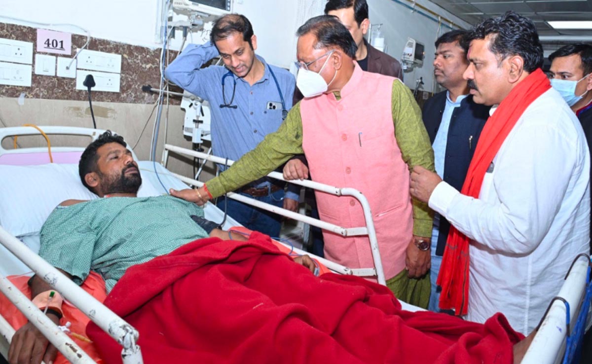 Naxal Attack : नक्सली हमले में घायल हुए जवानों से मिले सीएम विष्णुदेव, बोले- अब तो ये काम करके ही रहेंगे