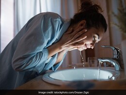 क्या आपके चेहरे की चमक पड़ गई है फिकी तो नाइट स्किन केयर रूटीन में फॉलो करिए ये टिप्स रातों रात चमक आ जाएगी वापस