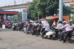 Long Queues At Maharashtra Petrol Pumps As Protests Trigger Panic-Buying Long Queues At Maharashtra Petrol Pumps As Protests Trigger Panic-Buying