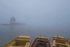Rajasthah Weather: घने कोहरे के आगोश में गड़ीसर सरोवर, पर्यटक उठा रहे लुफ्त Rajasthah Weather: घने कोहरे के आगोश में गड़ीसर सरोवर, पर्यटक उठा रहे लुफ्त