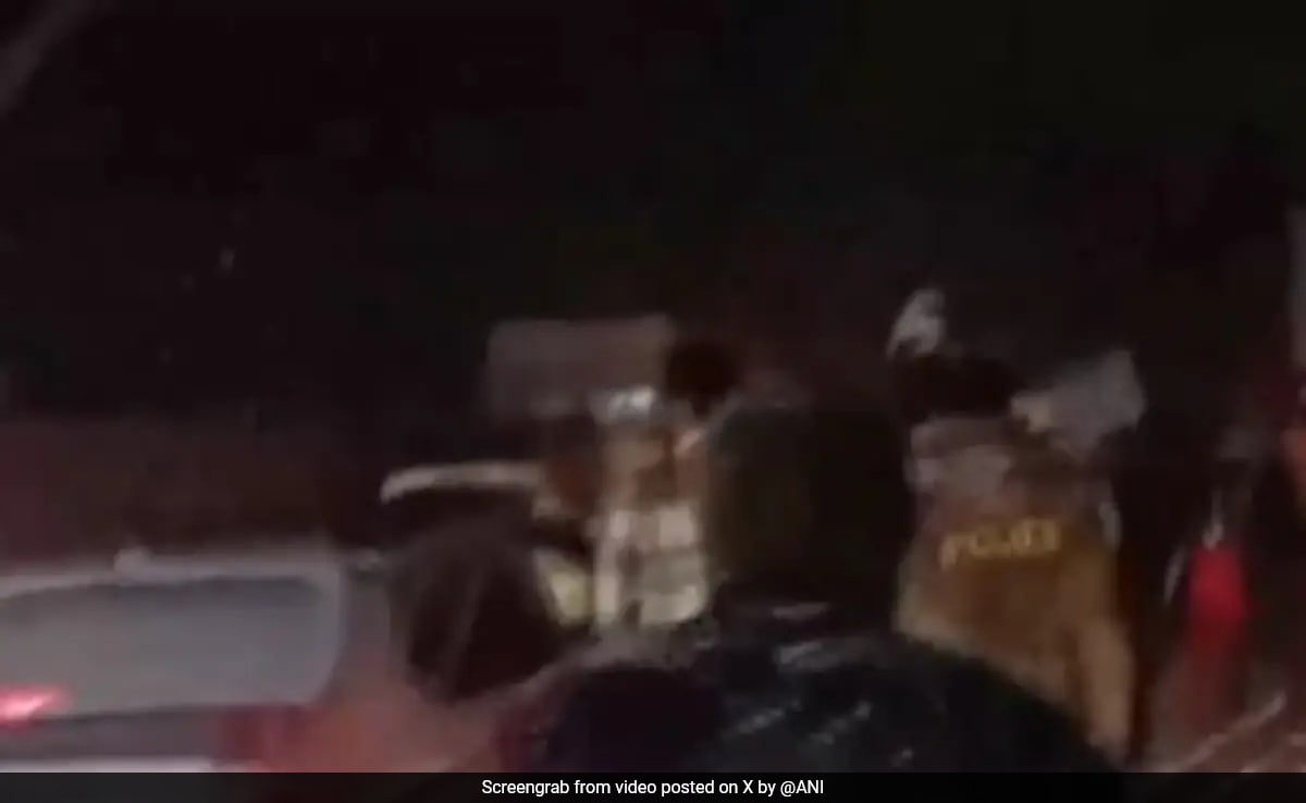 Himachal Police Rescue 300 Tourists Stranded Near Atal Tunnel After Snowfall