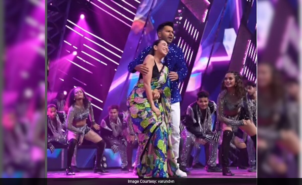 Filmfare Awards 2024: Varun Dhawan Danced To This 90s Song With His "Childhood Crush" Karisma Kapoor