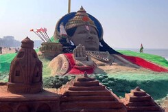 मुंबई के जुहू तट पर सैंड आर्टिस्ट ने बनाई राम मंदिर आर्ट मुंबई के जुहू तट पर सैंड आर्टिस्ट ने बनाई राम मंदिर आर्ट