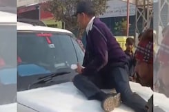 Jodhpur News: स्कॉर्पियो से पुलिसकर्मी को घसीटा, हेड कुक ने दिखाई ये बहादुरी Jodhpur News: स्कॉर्पियो से पुलिसकर्मी को घसीटा, हेड कुक ने दिखाई ये बहादुरी