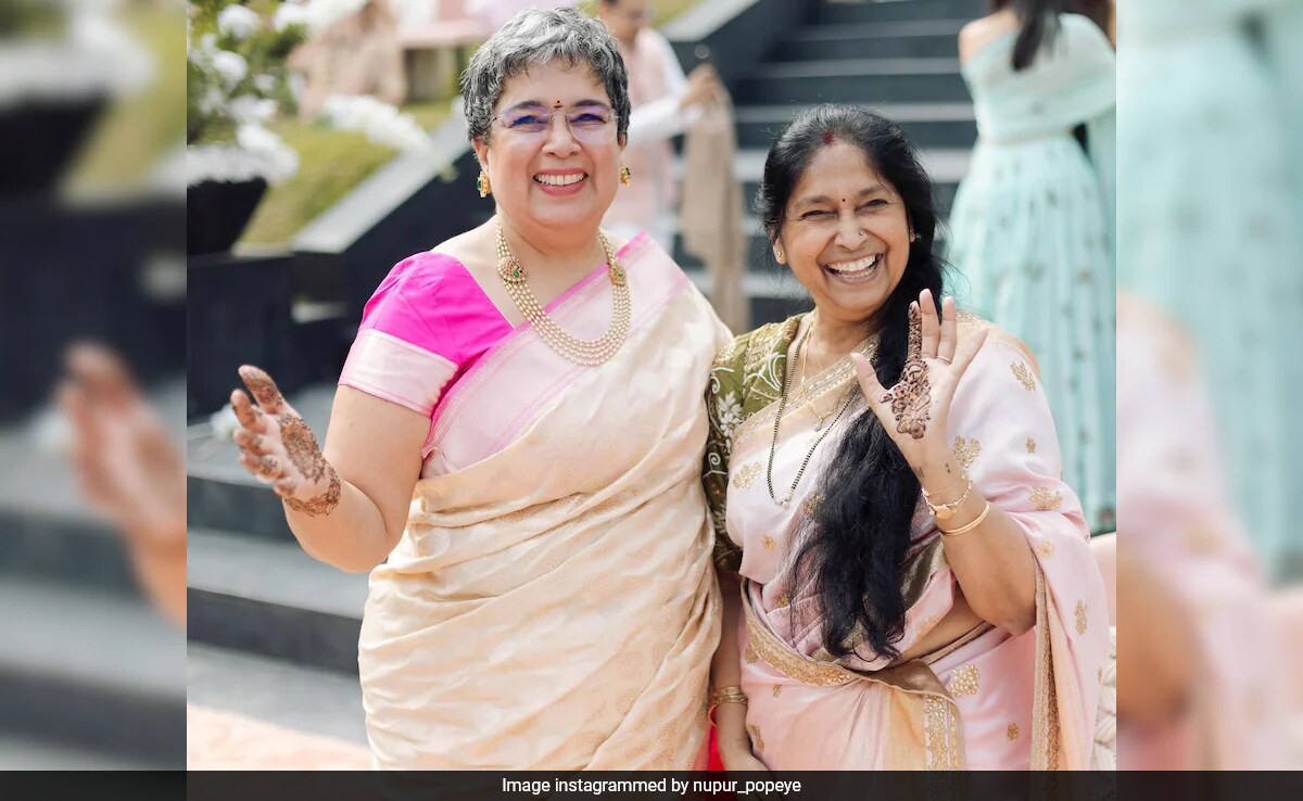 Just Reena Dutta And Pritam Shikhare Showing Off Their <i>Mehendi</i> In Nupur's "Mums Are The Best" Post