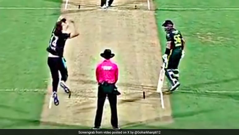 VIDEO: पाकिस्तानी स्टार बल्लेबाज़ ने लगाया अदभुत छक्का, फिर देखिये कहां जा कर गिरी गेंद, सोशल मीडिया पर वीडियो हुआ वायरल