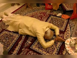 रामलला के सामने दंडवत हुए PM मोदी, प्राण-प्रतिष्ठा के समय गर्भगृह में पंडितों के अलावा मात्र 4 लोग थे मौजूद रामलला के सामने दंडवत हुए PM मोदी, प्राण-प्रतिष्ठा के समय गर्भगृह में पंडितों के अलावा मात्र 4 लोग थे मौजूद